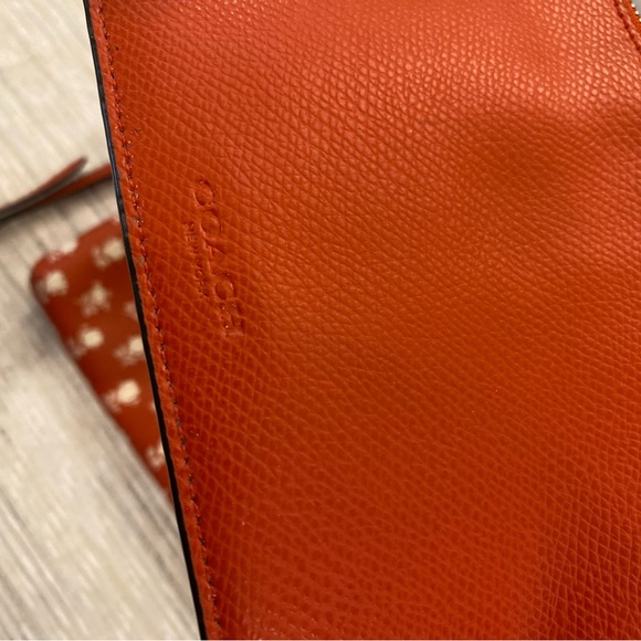 Coach cutie for sure! Great crossbody in bandlands floral. - Picture 8 of 10